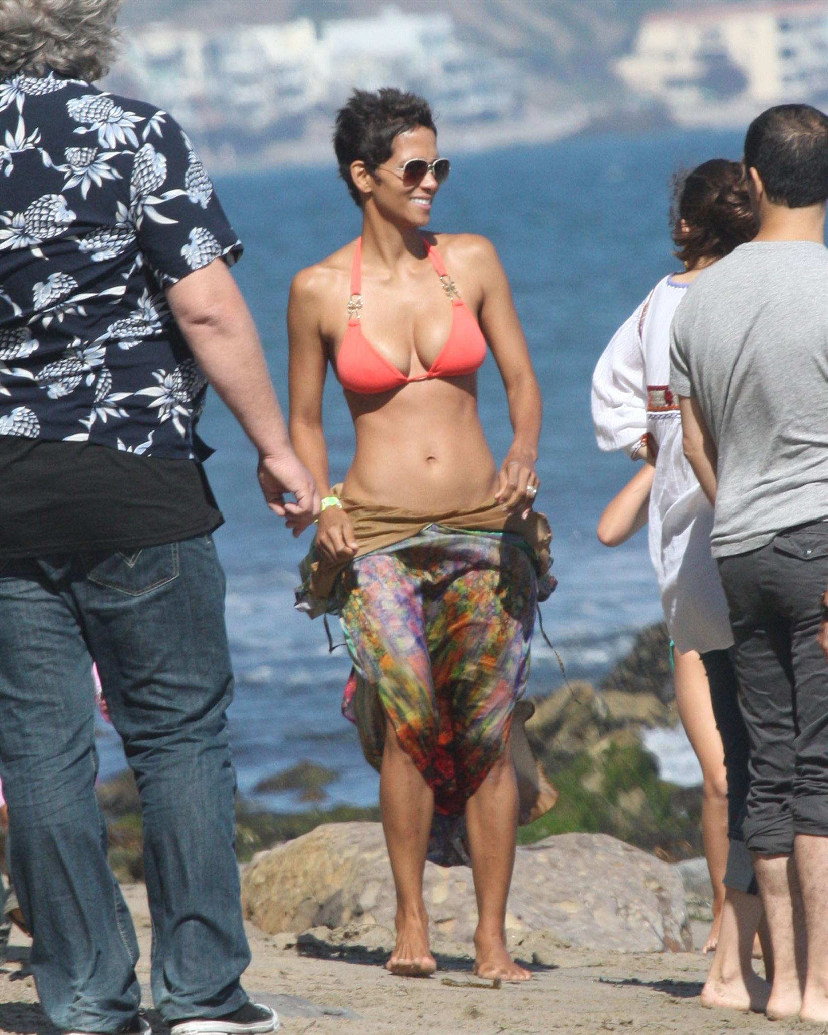 Halle Berry spends her 45th birthday on Malibu Beach photos | Picture 59740